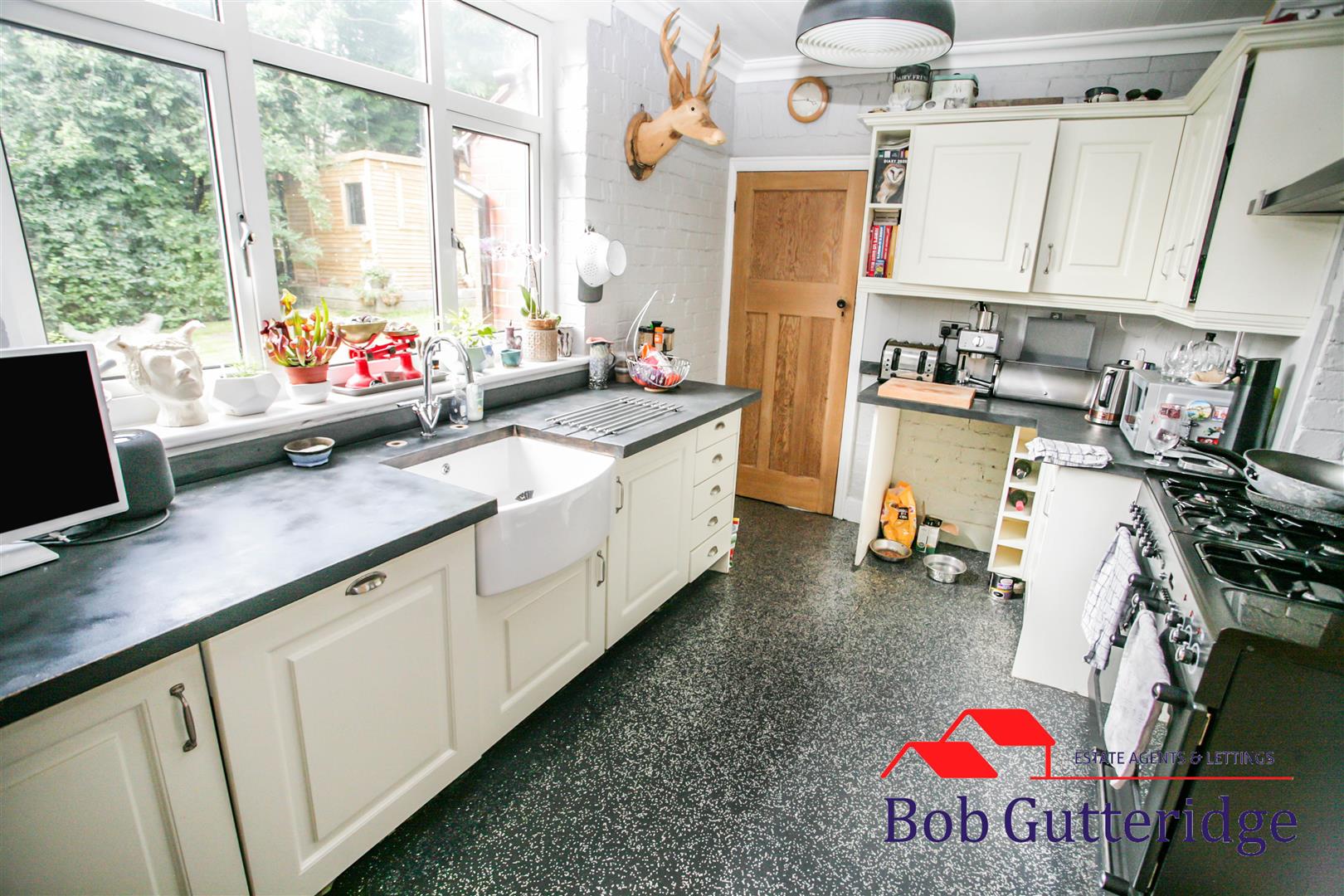 FITTED KITCHEN